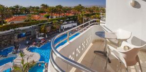 terraza-habitacion-family-room-abora-catarina-by-lopesan-hotels-playa-del-ingles-gran-canaria
