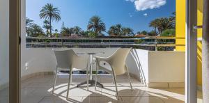 vista-fronal-terraza-habitacion-doble-estandar-adaptada-abora-catarina-by-lopesan-hotels-playa-del-ingles-gran-canaria