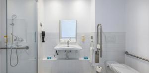 general-view-bathroom-double-standard-adapted-room-abora-catarina-by-lopesan-hotel-playa-del-ingles-gran-canaria