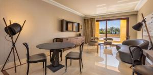 sala-de-estar-habitacion-master-suite-lopesan-costa-meloneras-resort-spa-gran-canaria	