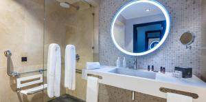 ducha-aseo-habitacion-unique-deluxe-pmr-adaptada-lopesan-costa-meloneras-resort-spa-gran-canaria