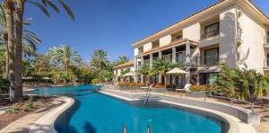 vista-lateral-unique-pool-lopesan-costa-meloneras-resort-spa-gran-canaria	
