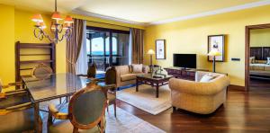 salon-habitacion-prince-suite-lopesan-costa-meloneras-resort-spa-meloneras-gran canara