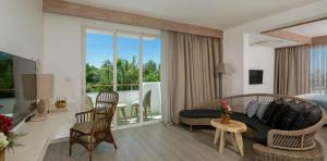 wohnzimmer-superior-zimmer-eden-beach-a-lopesan-collection-hotel-khao-lak-thailand	