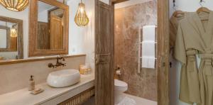 toilet-deluxe-room-eden-beach-a-lopesan-collection-hotel-khao-lak-thailand	