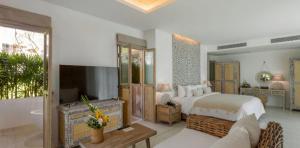 schlafzimmer-eden-suite-garden-eden-beach-a-lopesan-collection-hotel-khao-lak-thailand	