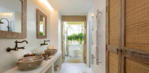 badezimmer-eden-suite-garden-zimmer-eden-beach-a-lopesan-collection-hotel-khao-lak-thailand	