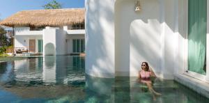 frau-aussenzimmer-eden-suite--pool-accss-a-lopesan-kollektion-hotel-khao-lak-thailand	