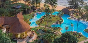 atardecer-principal-pool-eden-beach-resort-&-spa-a-lopesan-collection-hotel-khao-lak-tailandia