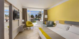 interior-double-garden-room-hotel-abora-catarina-by-lopesan-hotels-playa-del-ingles-gran-canaria	