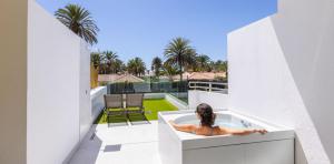 terraza-habitacion-double-superior-hotel-abora-catarina-by-lopesan-hotels-playa-del-ingles-gran-canaria	