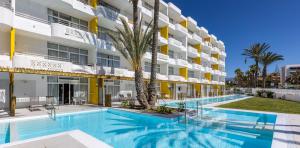 terraza-habitacion-double-deluxe-pool-hotel-abora-catarina-by-lopesan-hotels-playa-del-ingles-gran-canaria	