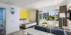 interior-habitacion-double-deluxe-pool-hotel-abora-catarina-by-lopesan-hotels-playa-del-ingles-gran-canaria