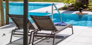 frau-terrasse-double-deluxe-pool-zimmer-hotel-abora-catarina-by-lopesan-hotels-playa-del-ingles-gran-canaria	