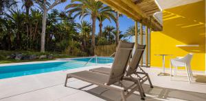 schöne-terrasse-double-deluxe-pool-zimmer-hotel-abora-catarina-by-lopesan-hotels-playa-del-ingles-gran-canaria	