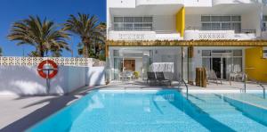 vista-frontal-terraza-habitacion-double-deluxe-pool-hotel-abora-catarina-by-lopesan-hotels-playa-del-ingles-gran-canaria	