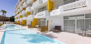 double-family-pool-room-hotel-abora-catarina-by-lopesan-hotels-playa-del-ingles-gran-canaria	