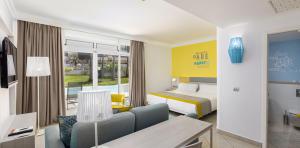 interieur-double-family-pool-zimmer-hotel-abora-catarina-by-lopesan-hotels-playa-del-ingles-gran-canaria	