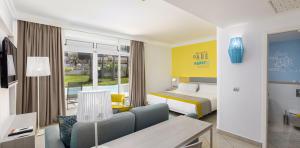 interior-habitacion-double-family-pool-hotel-abora-catarina-by-lopesan-hotels-playa-del-ingles-gran-canaria	