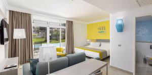 interior-double-family-pool-room-hotel-abora-catarina-by-lopesan-hotels-playa-del-ingles-gran-canaria	