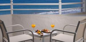 table-terrace-unique-superior-view-room-corallium-dunamar-by-lopesan-hotels-playa-del-ingles-gran-canaria	