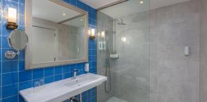 shower-bathroom-unique-superior-view-room-corallium-dunamar-by-lopesan-hotels-playa-del-ingles-gran-canaria	