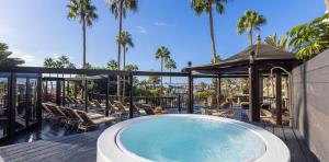 jacuzzi-solarium-unique-corallium-dunamar-by-lopesan-hotels-playa-del-ingles-gran-canaria