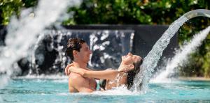 couple-pool-om-spa-lopesan-costa-bavaro-resort-spa-casino-punta-cana-republica-dominicana	
