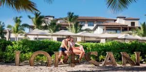 couple-lopesan-sign-lopesan-costa-bavaro-resort-spa-casino-punta-cana-republica-dominicana	