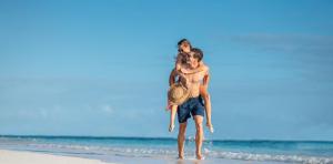 young-couple-beach-lopesan-costa-bavaro-resort-spa-casino-punta-cana-republica-dominicana	