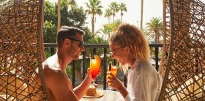 pareja-bebiendo-cocteles-solarium-unique-corallium-dunamar-by-lopesan-hotels-playa-del-ingles-gran-canaria	