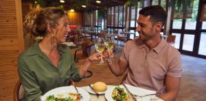 couple-dining-mediterraneum-corallium-dunamar-by-lopesan-hotels-playa-del-ingles-gran-canaria	