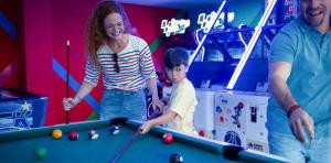 Familia en el arcade del Abora Catarina by Lopesan Hotels en Playa del Inglés, Gran Canaria	