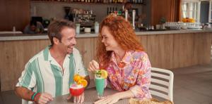 pareja-bar-piscina-abora-catarina-by-lopesan-hotels-playa-del-ingles-gran-canaria	