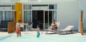 familia-doble-familiar-piscina-abora-catarina-by-lopesan-hotels-playa-del-ingles-gran-canaria	