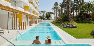 pareja-nadando-doble-deluxe-pool-abora-catarina-by-lopesan-hotels-playa-del-ingles-gran-canaria	