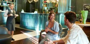 pareja-unique-vip-lounge-lopesan-costa-meloneras-resort-spa-gran-canaria	
