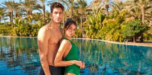 pareja-infinity-pool-lopesan-costa-meloneras-resort-spa-gran-canaria