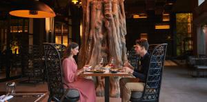 pareja-cenando-lopesan-costa-meloneras-resort-spa-gran-canaria	