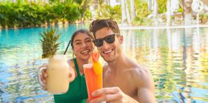 couple-toasting-pool-lopesan-costa-meloneras-resort-spa-gran.canaria	