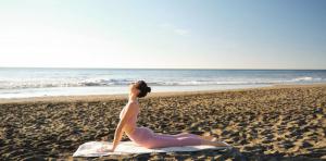 mujer-yoga-playa-corallium-beach-by-lopesan-hotels-san-agusti-gran-canaria	