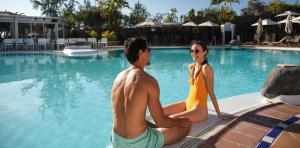 pareja-piscina-brisa-corallium-beach-by-corllium-dunamar-by lopesan-hotels-sa-agustin-gran -canaria	