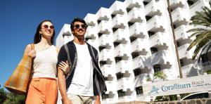 pareja-entrada-corallium-beach-by-lopesan-hotels-san-agustin-gran-canaria	