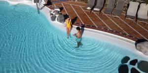 paar-entspannt-pool-corallium-beach by-lopesan-hotels-san-agustín-gran-canaria	