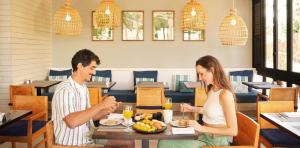 couple-breakfast-corallium-beach-by-lopesan-hotels-san-agusti-gran-canaria	