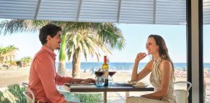 pareja-cena-restaurante-mediterraneum-corallium-beach-by-lopesan-hotels-san-agusti-gran-canaria	