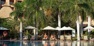 pareja-piscina-unique-lopesan-baobab-resort-meloneras-gran-canaria	