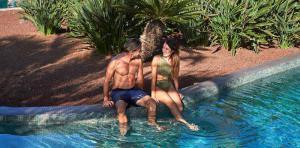 couple-rio-pool-lopesan-baobab-resort-meloneras-gran-canaria	